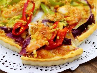 海虾杂蔬披萨,香酥脆皮的披萨出炉咯,取出烤盘脱模即可享用咯。