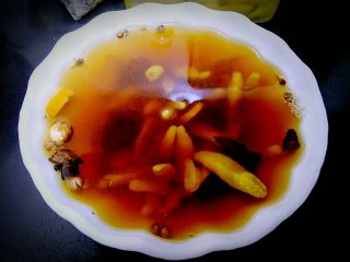 ~泡椒凤爪~,盛出放凉备用。