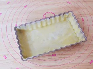 红枣派（雪燕五红丸）,放入模具中，轻轻整形按紧