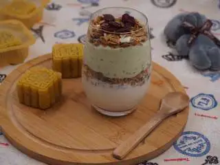 奇亚籽双色酸奶木糠杯,配上两块自制的月饼,一份早餐就搞定了。