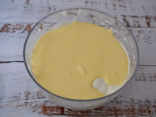 酸奶芝士蛋糕,把拌匀的奶酪糊倒回剩下的蛋白中