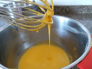 圣诞杯子蛋糕,加入过筛后的低粉写Z字手法拌均匀。蛋黄糊就做好了。