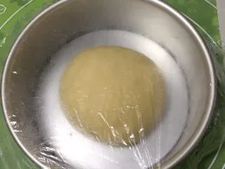 蔓越梅沙琪玛,将面团放入模具,盖上保鲜膜。