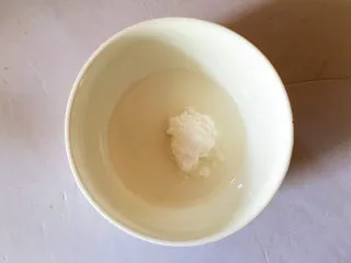 红豆抹茶巧克力慕斯,将朗姆酒和糖粉倒入碗中。 