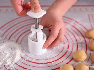 【烘焙配方】经典广式月饼,模具口朝下放桌上,用力按压下去