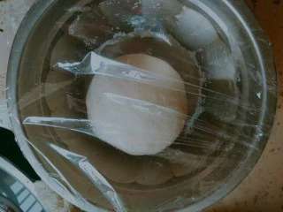 紫菜光饼,也叫福州肉烧,揉成光滑的面团,盖保鲜膜室温发酵两倍大