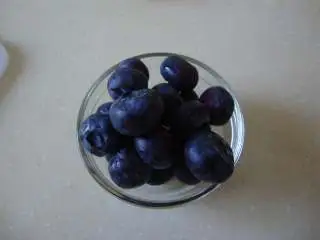 水果奶酪拼盘,蓝莓放入小碗中