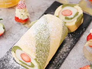 圣诞草莓蛋糕卷,节日的气氛，消除了我们工作的疲惫，心里会有些期待与温暖。