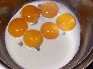 八寸戚风蛋糕,蛋黄盆中放入牛奶