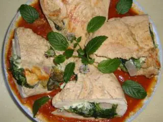 意大利美味——菠菜鸡肉排,熬好的西红柿酱铺在盘底，放上鸡肉排，用薄荷点缀一下