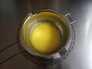 丸久小山园名物蛋糕卷--抹茶,黄油23克,牛奶40毫升混合隔热水融化。