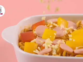 芝士焗烤火鸡面,撒上马苏里拉芝士碎，放入预热好180℃的烤箱，烤约15分钟