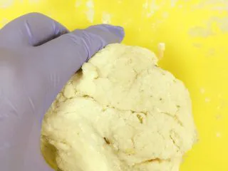 小白也会的奥尔良烤鸡腿披萨 「8寸薄脆版」,然后捏着一个面团，预拌粉的味道一闻，就是披萨味道，感觉已经省事和成功了一半呢。