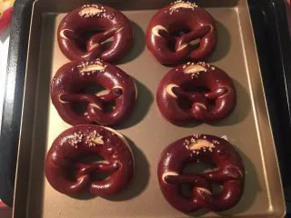 德国碱水面包普雷结,出炉后马上碰上少许冷开水,这样表面看起来更加鲜亮