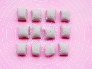 奶香芋泥芝麻球,把揉成的面团分成大小均等的小剂子,每一个搓成圆球。