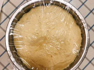 杂蔬沙拉面包,发酵至2倍大。