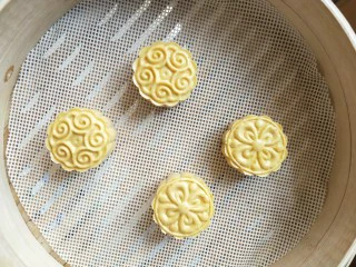 南瓜糯米夹心饼,压好以后放在笼屉里，上锅蒸十二分钟左右。