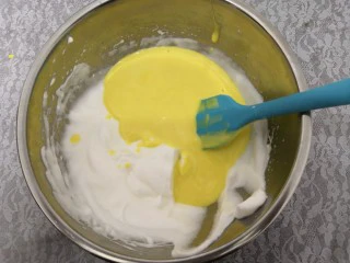 无油肉松蛋糕卷,再把蛋黄糊,倒入三分之二的蛋白中,切拌