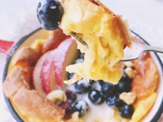 简单颜值高—荷兰松饼低卡版,今日早餐营养指南：碳水（面粉）蛋白（鸡蛋酸奶牛奶）纤维V生素（各类水果 ）我做的时候没有加糖，连最后的装饰没用糖粉，用的椰蓉。没加糖的味道嫩嫩的，加上有酸奶水果搭配吃起来味道刚好！喜欢给个关注呗……