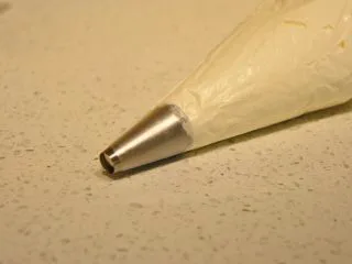 日式豆乳盒子蛋糕,装入裱花袋中备用。