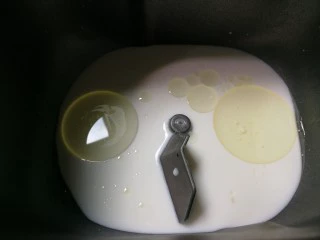 没有鸡蛋的面包,放入玉米油