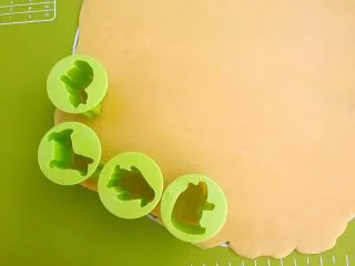 宝宝健康食谱 蛋黄动物饼干,把面团擀成4㎜厚的面皮，用饼干模具压出饼干坯