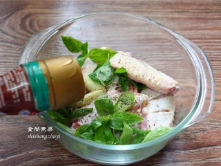 九层塔烤鸡翅,鸡翅放入大碗中,调入盐、黑椒碎