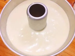 7寸中空戚风蛋糕(新手零失败),从高处倒入蛋糕糊,然后震出气泡