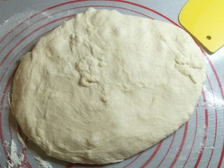 蒜香香肠热狗面包, 拿出在案板上轻拍排出空气。