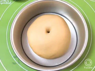 奶油夹心面包,发酵完成后用手指戳一下不反弹。