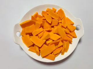 黄金南瓜汤（无奶油版）,南瓜却皮后切小，约取500g左右的南瓜