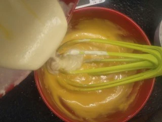 柔软到出乎意料-奶酪蛋糕卷,再次倒入剩下的奶酪糊