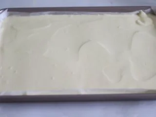 瑞士蛋糕卷之雪融蛋糕,做圣诞应景美食,用刮板把面糊刮平,轻轻震出大气泡。