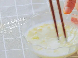 南瓜蔬菜浓汤 宝宝辅食，胡萝卜+奶粉+芦笋,水加入奶粉中冲成牛奶。1岁可以直接用纯牛奶。 🌻小贴士：之前做都是用的纯牛奶，拍视频的时候用的奶粉，我贪心了点，奶粉多了水少了，导致后面有点稠，又加了点水。配方给出的量是我调整后的量。