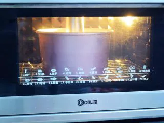 7寸中空双色戚风蛋糕,放入预热好的烤箱,上下火150度,下层60分钟