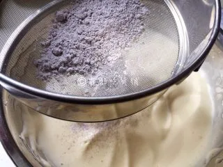 黑米蜂蜜小蛋糕,分2–3次筛入黑米粉(分次筛入更容易拌匀。)