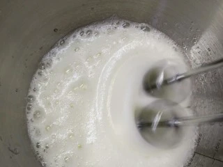 烘焙入门戚风蛋糕,当打至鱼眼泡的时候加入剩下三分之二的细砂糖。