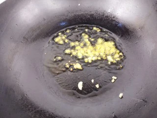 青椒香菇牛肉意面,然后锅里热油，爆香蒜末