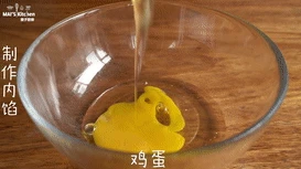 自制【咸蛋黄冰皮月饼】健康美味,将鸡蛋打入调理盆中，加入白砂糖搅拌均匀
