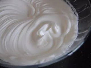 巧克力淋面蛋糕,蛋白加入细砂糖打发到硬性发泡,即出现短小尖角即可