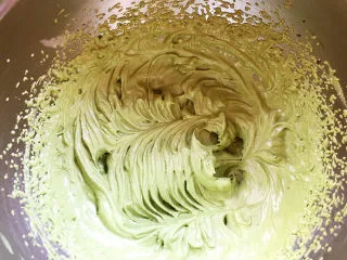 红豆抹茶巧克力慕斯,将抹茶粉和糖粉加入淡奶油中打发至裱花状态。