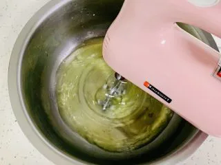 古早蛋糕（青汁）,用打蛋器中速打发。
