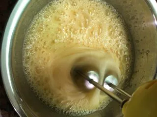 奶油海绵蛋糕,高速打发。