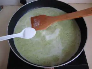 圣诞季：芦笋奶油浓汤,倒入打好的芦笋浆，加盐、糖、胡椒粉调味，煮至浓稠