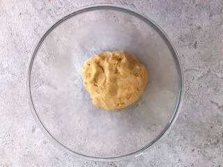 网红咸蛋黄饼干,揉成面团