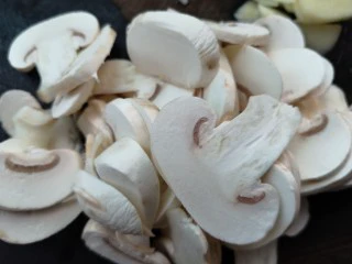 改版奶油意面,将口蘑切成片