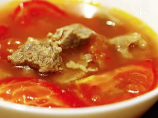 能给你多巴胺的「他」★牛肉西红柿汤,此刻牛肉还是有点嚼劲的,西红柿也是不离不弃的陪伴在牛肉周围,西红柿的酸,搭配牛肉的香,还真是绝配得可以和豆浆油条一样,成为美食届公认的经典CP了呢!