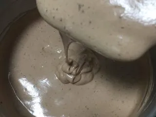 可可毛坯蛋糕,继续翻拌50次左右,蛋糕糊就完成了。