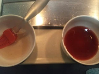 #猪里脊#绝世好叉烧-港式叉烧,准备少许蜂蜜和少许刚刚腌制叉烧的酱汁。