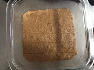 梦龙脆皮盒子,接着铺一层可可蛋糕胚。